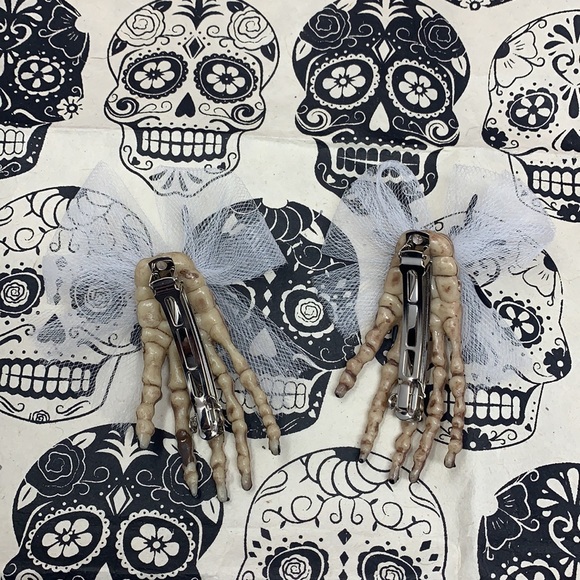 3” creepy hair clips skeleton hands with black widow spider 🕷 made by me NEW - Picture 14 of 17